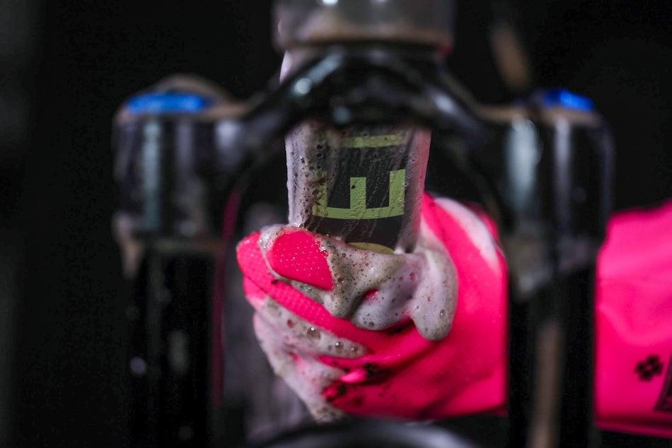 Muc Off Deep Scrubber Gloves (Pink) - Durian Bikers