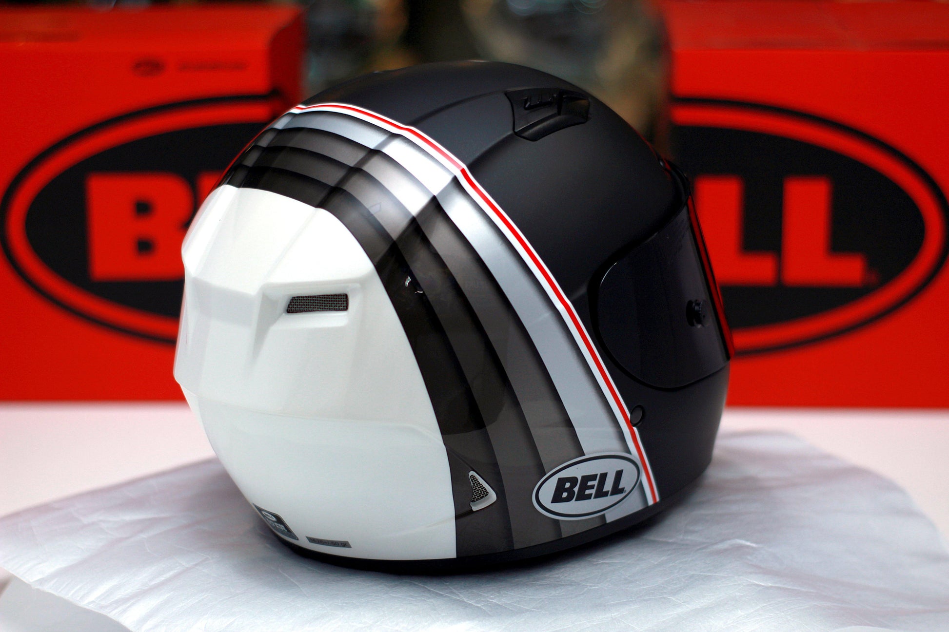 Bell Qualifier DLX MIPS (Illusion Matte/Gloss Black/Silver/White) - Durian Bikers